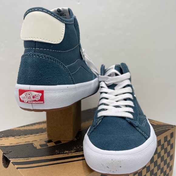 Vans WMNS The Lizzie
Teal Hi Top Sneakers 
VN0A4BX1TEA
 Teal High-Top Sneakers - Picture 6 of 16